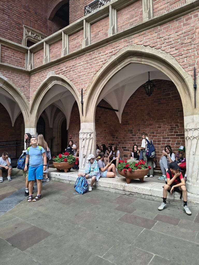 UCZNIOWIE KLAS IV I V NA WYCIECZCE W SANDOMIERZU, BOCHNI I KRAKOWIE