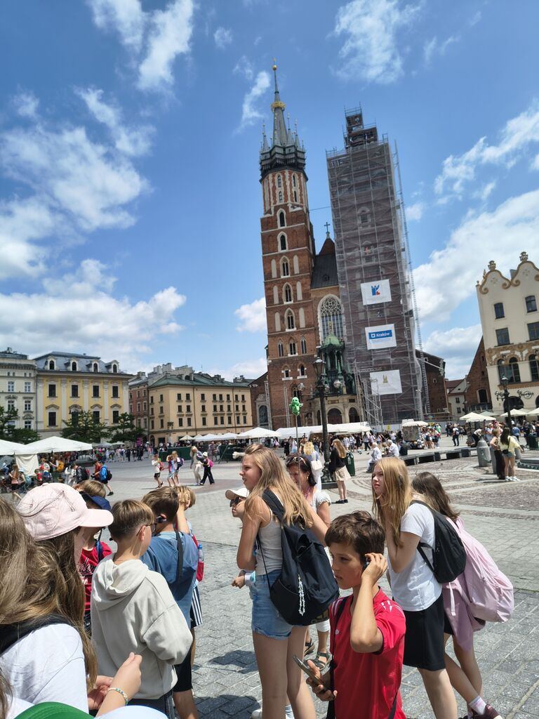 UCZNIOWIE KLAS IV I V NA WYCIECZCE W SANDOMIERZU, BOCHNI I KRAKOWIE