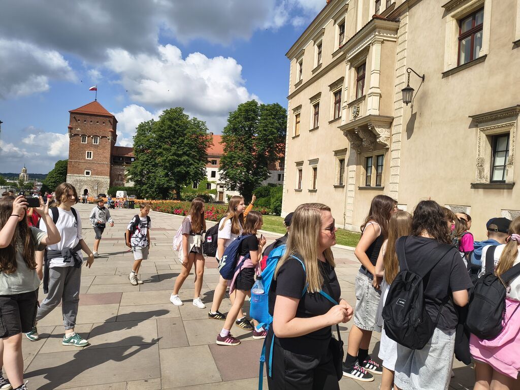 UCZNIOWIE KLAS IV I V NA WYCIECZCE W SANDOMIERZU, BOCHNI I KRAKOWIE