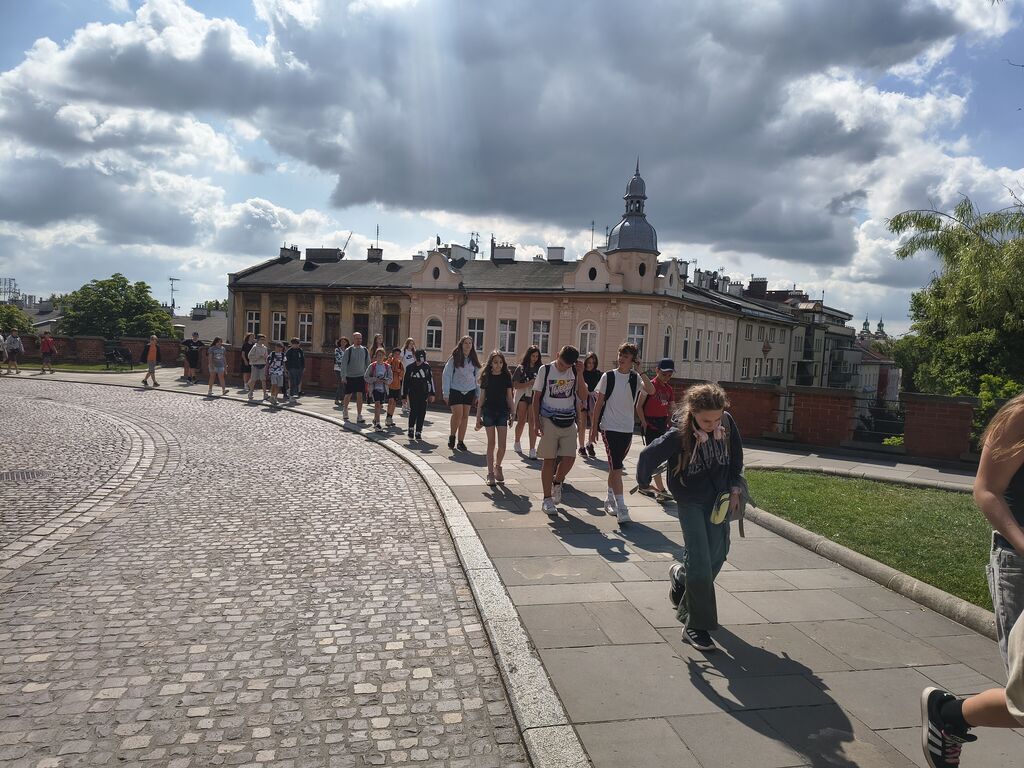 UCZNIOWIE KLAS IV I V NA WYCIECZCE W SANDOMIERZU, BOCHNI I KRAKOWIE
