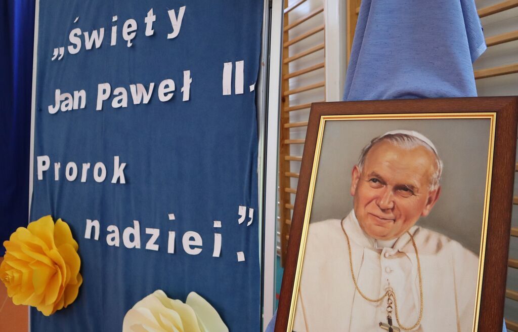 UROCZYSTY APEL Z OKAZJI DNIA PAPIESKIEGO