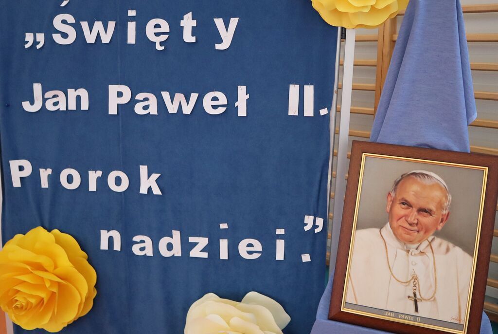 UROCZYSTY APEL Z OKAZJI DNIA PAPIESKIEGO
