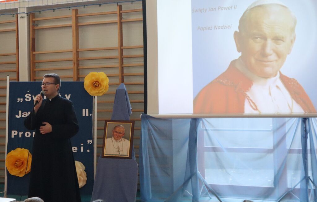 UROCZYSTY APEL Z OKAZJI DNIA PAPIESKIEGO