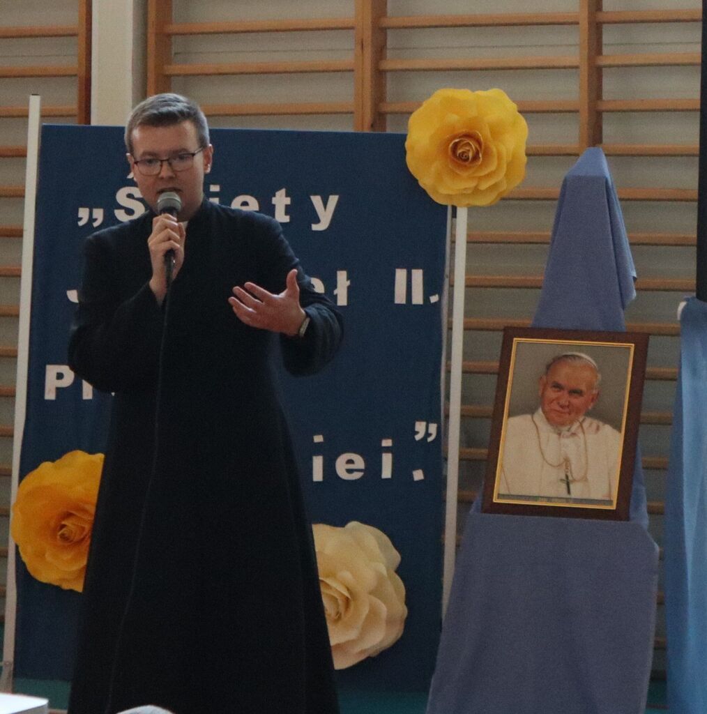 UROCZYSTY APEL Z OKAZJI DNIA PAPIESKIEGO