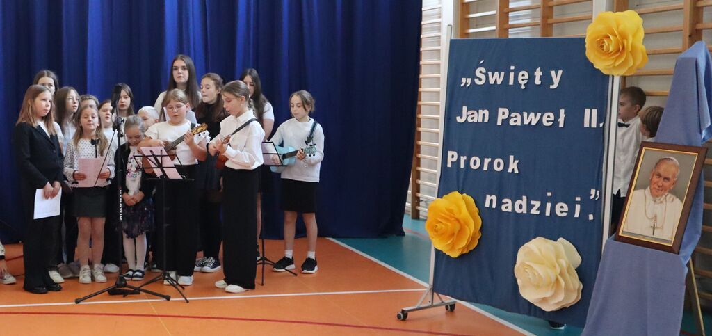 UROCZYSTY APEL Z OKAZJI DNIA PAPIESKIEGO