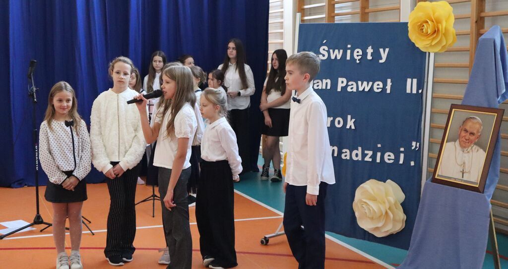 UROCZYSTY APEL Z OKAZJI DNIA PAPIESKIEGO