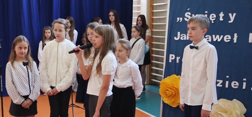 UROCZYSTY APEL Z OKAZJI DNIA PAPIESKIEGO