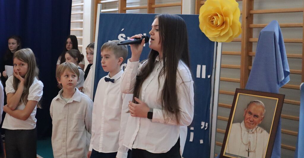 UROCZYSTY APEL Z OKAZJI DNIA PAPIESKIEGO