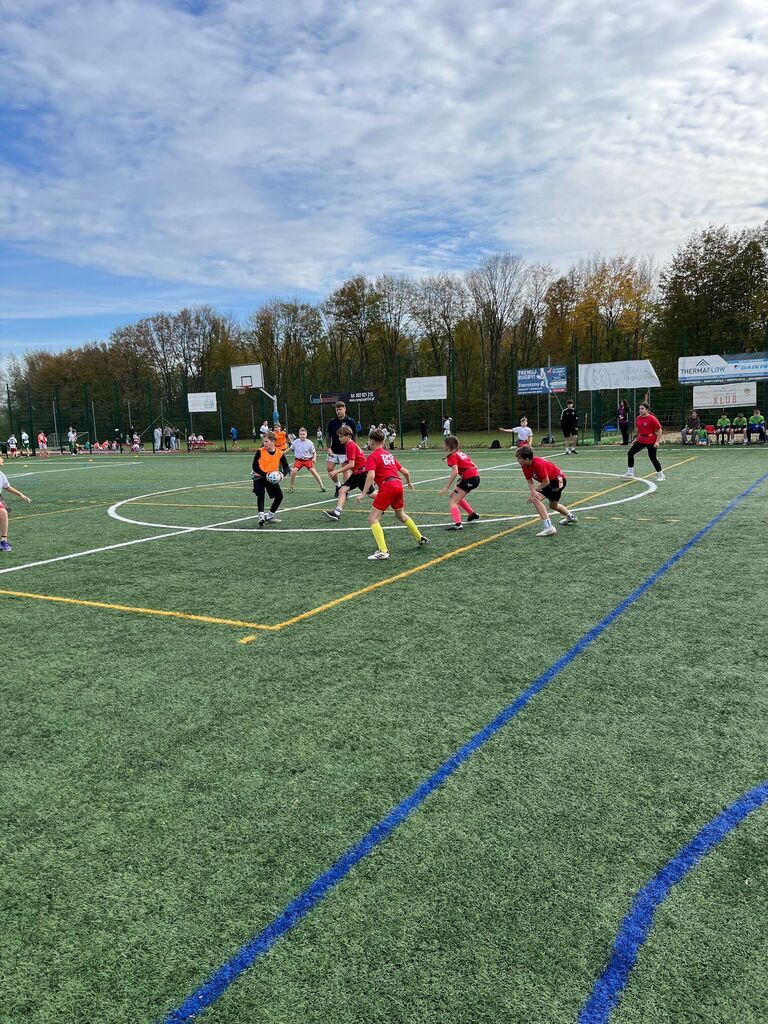 SUKCES NASZYCH UCZNIÓW W TURNIEJU RUGBY TAG W ŁUSZCZOWIE!