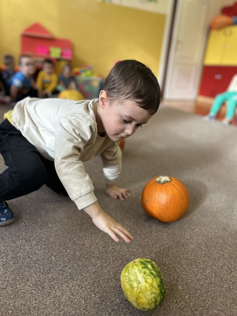 Dyniowe zabawy wspierające rozwój sensomotoryczny
