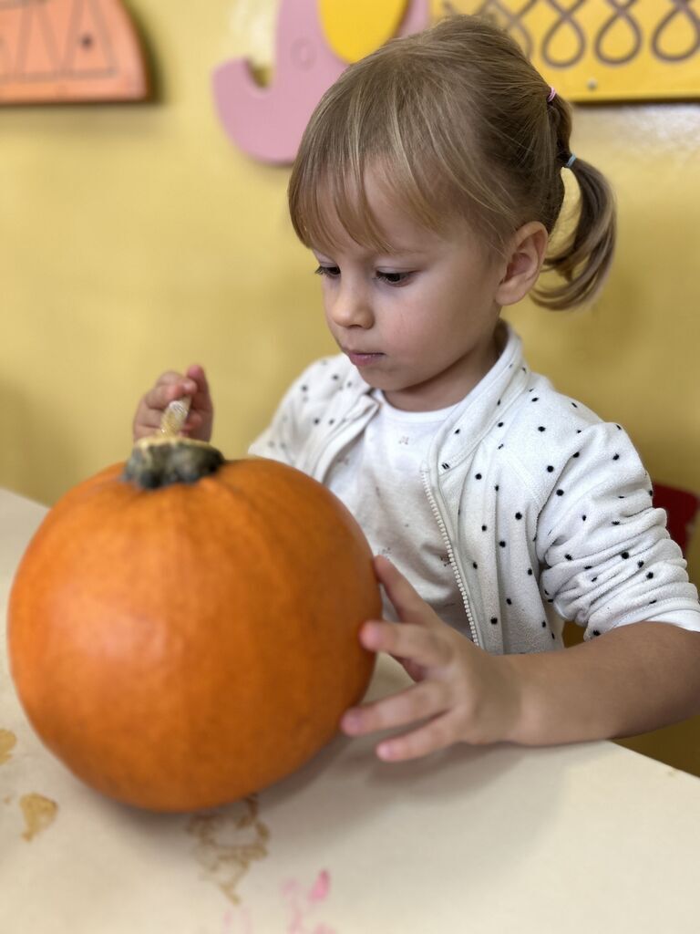 Dyniowe zabawy wspierające rozwój sensomotoryczny