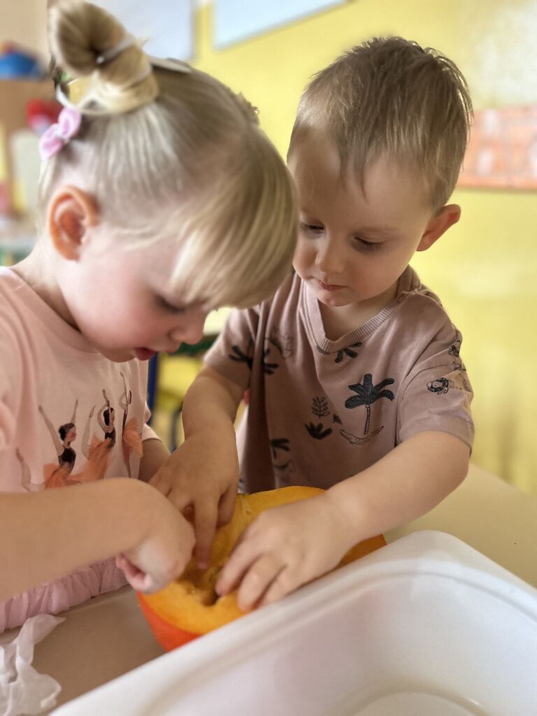 Dyniowe zabawy wspierające rozwój sensomotoryczny