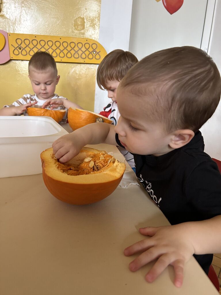 Dyniowe zabawy wspierające rozwój sensomotoryczny