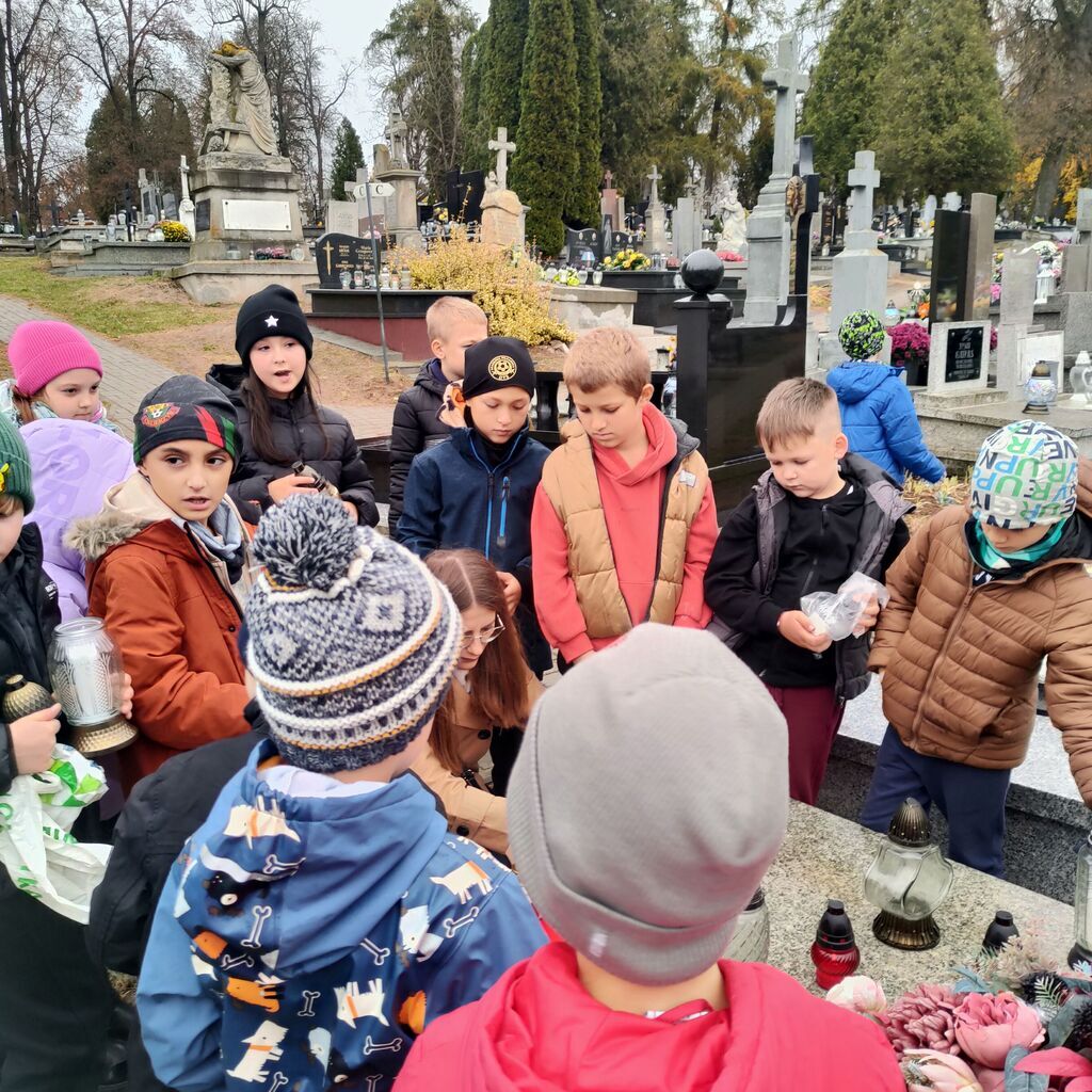 WYJŚCIE NA CMENTARZ Z OKAZJI 1 LISTOPADA