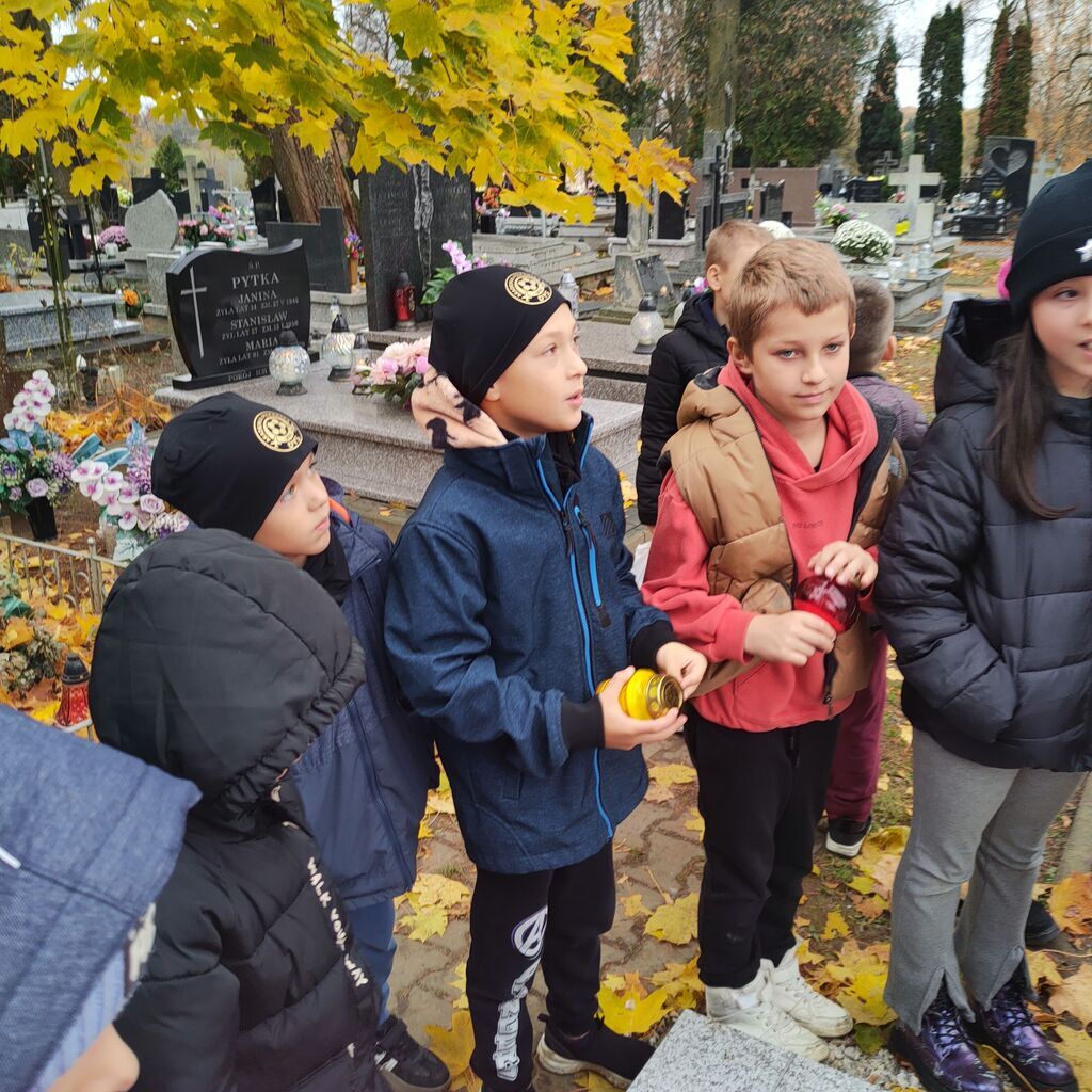 WYJŚCIE NA CMENTARZ Z OKAZJI 1 LISTOPADA