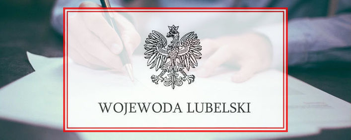Logo Wojewody Lubelskiego w tle osoba podpisująca dokument