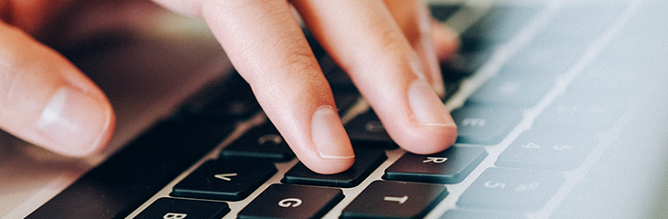 Ręce na klawiaturze laptopa