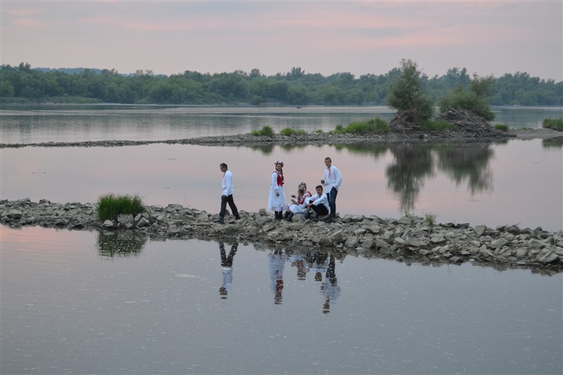 Grupa osób koło rzeki