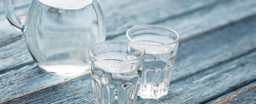 Dzbanek i szklanki wody