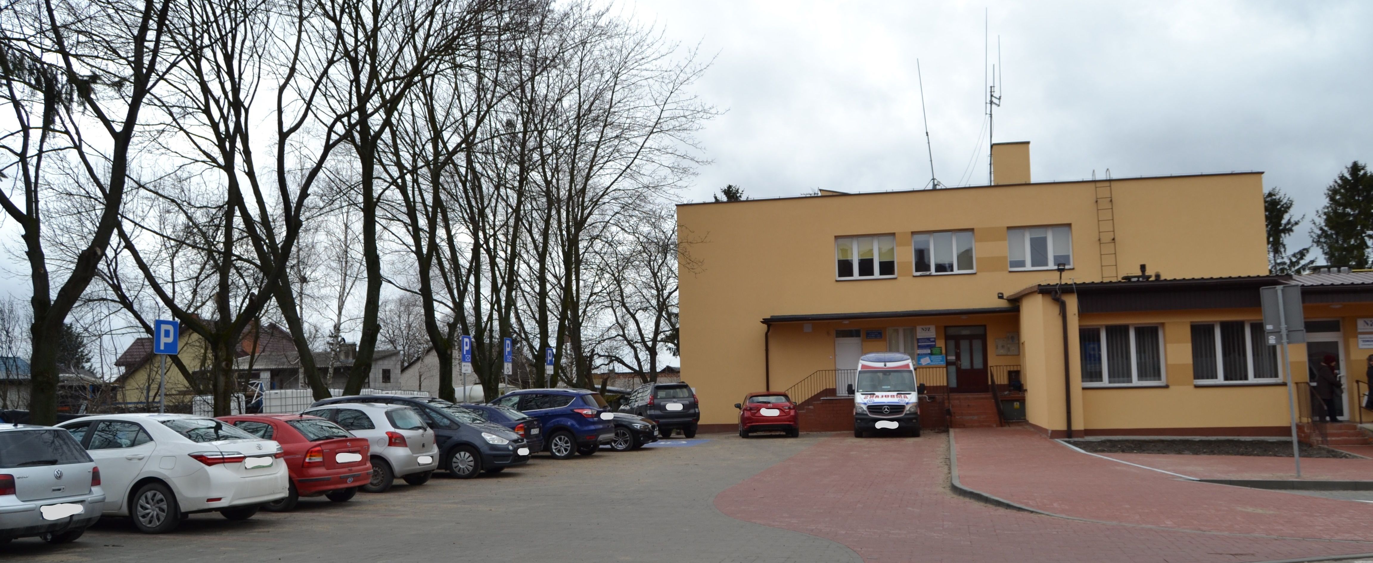 Wykadrowane zdjęcie przedstawiające teren przy ośrodku zdrowia w Annopolu