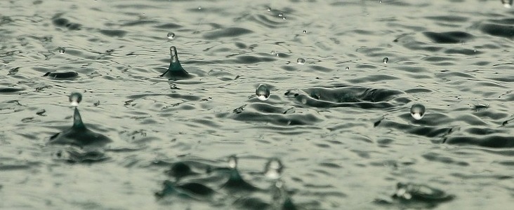 Krople deszczu wpadające do wody