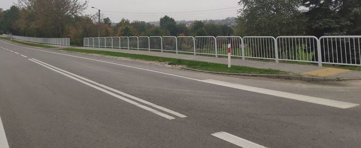 Widok wyremontowanego chodnika w Annopolu z barierkami ochronnymi