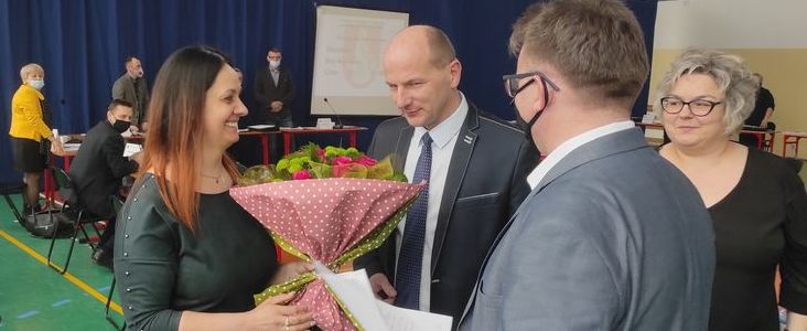 Wręczenie kwiatów przez Burmistrza Annopola nowopowołanej Pani Skarbnik Renacie Zięba 