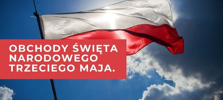 Flaga polska na tle nieba i napis OBCHODY ŚWIĘTA NARODOWEGO TRZECIEGO MAJA.