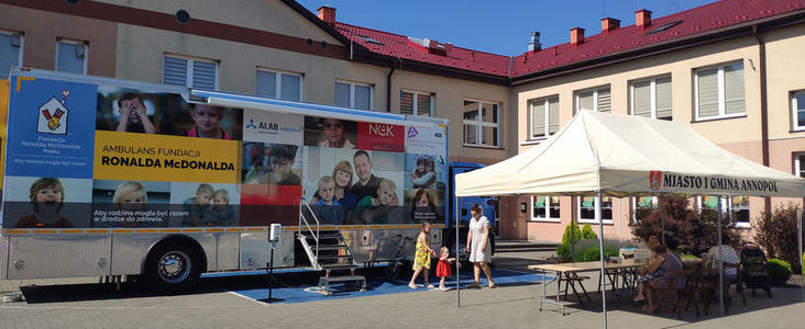 Ambulans Fundacji Ronalda McDonalda na placu przy Przedszkolu w Annopol