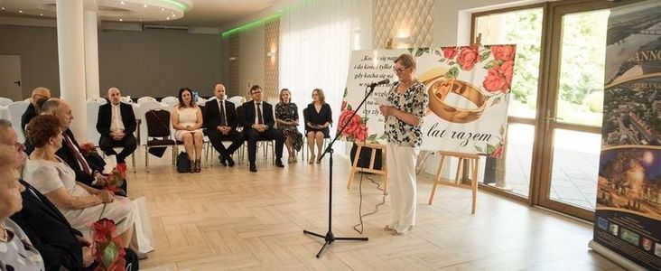 Przewodnicząca Rady Miejskiej Annopol Pani Zenobia Jarmuła składa życzenia Jubilatom