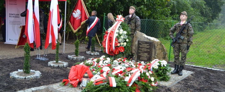 Żołnierze przy pomniku