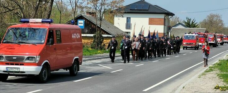 Przemarsz delegacji jednostek Straży Pożarnej przez miejscowość Popów