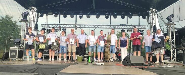 Zdjęcie przedstawia wszystkich nagrodzonych uczestników w Zawodach Wędkarskich o Puchar Burmistrza Annopola