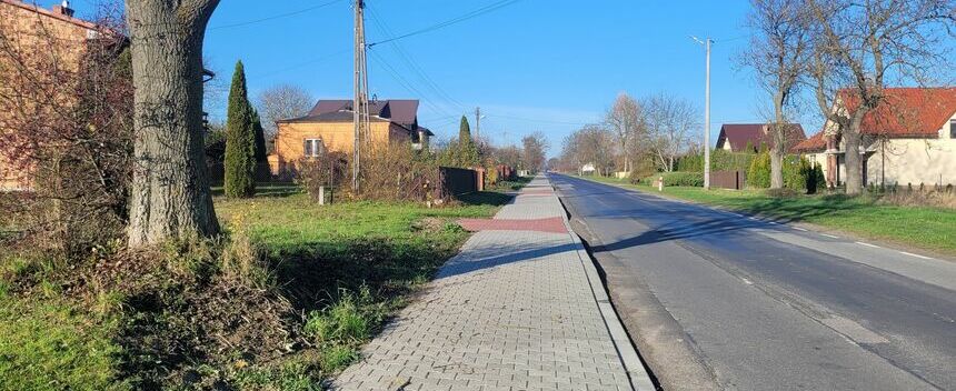 Nowo wybudowany chodnik przy drodze wojewódzkiej 854 w miejscowości Opoka Kolonia (1)