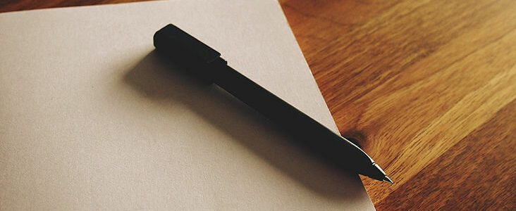 Długopis na kartce papieru