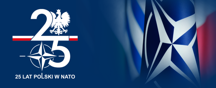 Grafika upamiętnia 25-lecie członkostwa Polski w NATO, z polskim godłem (orzeł w koronie), logo NATO, numerem 25 i napisem "25 LAT POLSKI W NATO".