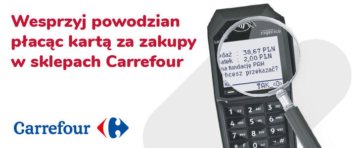 Na zdjęciu jest terminal płatniczy z ekranem wyświetlającym kwotę do zapłaty oraz opcję wsparcia powodzian. Pojawia się logo Carrefour i Donateo.