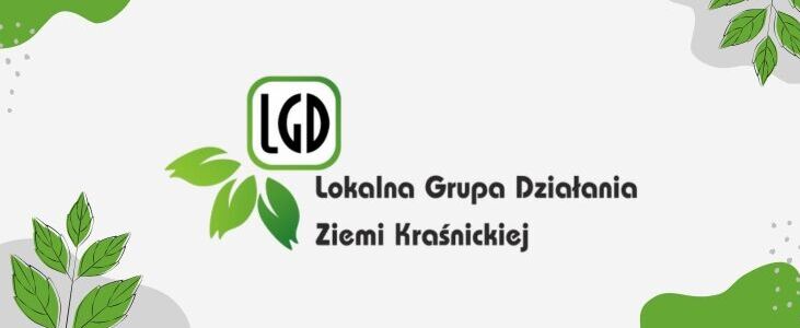 Logo Lokalnej Grupy Działania Ziemi Kraśnickiej na tle z zielonymi liśćmi po bokach. Stylizowane litery "LGD" znajdują się w środku, obok pełna nazwa organizacji. Tło jest jasnoszare z zielonymi akcentami.