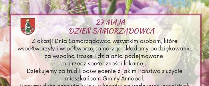 Na tle kwiatów widoczna jest kartka z życzeniami z okazji Dnia Samorządowca. Tekst wyraża podziękowania za wkład i rozwój lokalnej społeczności. Na dole podpisy: przewodniczącego rady i burmistrza.