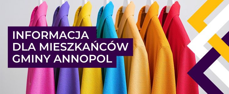 Kolorowe płaszcze na wieszakach tworzą tęczowy wzór. Na przodzie widnieje napis: "Informacja dla mieszkańców gminy Annopol" w białych literach na fioletowym tle, obok z geometrycznymi wzorami.