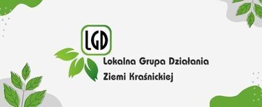 Logo Lokalnej Grupy Działania Ziemi Kraśnickiej na tle z zielonymi liśćmi po bokach. Stylizowane litery "LGD" znajdują się w środku, obok pełna nazwa organizacji. Tło jest jasnoszare z zielonymi akcentami.