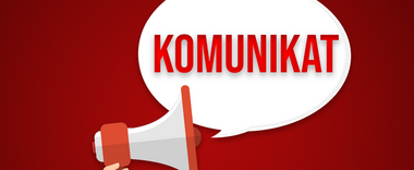 Ręka w czarnym rękawie trzyma megafon z białą chmurką, w której widnieje napis "KOMUNIKAT" na czerwonym tle.