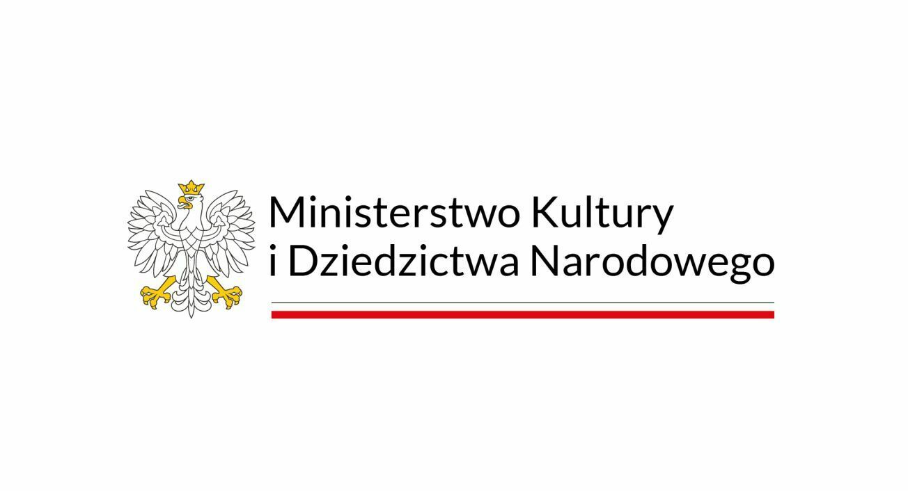 Grafika przedstawia po lewej stronie godło Polski, orła w koronie. Napis koloru czarnego Ministerstwo Kultury w Dziedzictwa Narodowego. Poniżej flaga Polski.