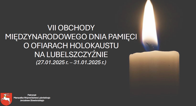 Grafika przedstawia po prawej stronie zapaloną świecę. Po lewej biały napis na ciemnym tle VII OBCHODY MIĘDZYNARODOWEGO DNIA PAMIĘCI O OFIARACH HOLOKAUSTU NA LUBELSZCZYŹNIE (27.01.2025 r. - 31.01.2025 r.). W Lewym dolnym rogu znajduje się logotyp i napis Patronat Marszałka Województwa Lubelskiego Jarosława Stawiarskiego