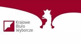 Grafika przedstawia obrys białego orła z korona na czerwonym tle. Pod prawym skrzydłem znajdują się dwa loga koloru czerwonego: Państwowej Komisji Wyborczej i Krajowego Biura Wyborczego.