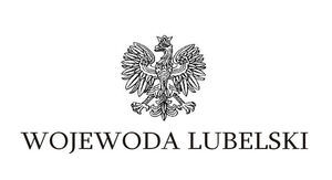Grafika przedstawia logo Wojewody Lubelskiego przedstawiające godło Polski – orła w koronie – pod którym znajduje się napis „WOJEWODA LUBELSKI”. Całość w czarno-białej kolorystyce.