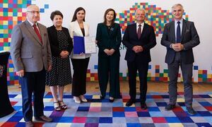 reprezentanci-miasta-bransk-oraz-urzedu-wojewodzkiego-pozuja-do-zdjecia-z-przekazanym-dofinansowaniem