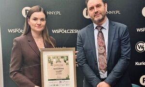 dwie-postaci-przy-dyplomie-czystosci