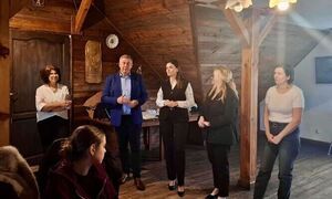 zdjecie-grupowe-burmistrzowie-pozuja-do-wspolnego-zdjecia