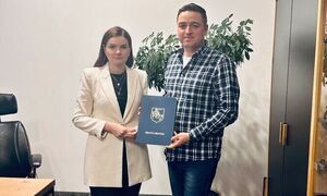 burmistrz-i-przedstawiciel-kp-ergo-pozuja-do-zdjecia-z-umowa